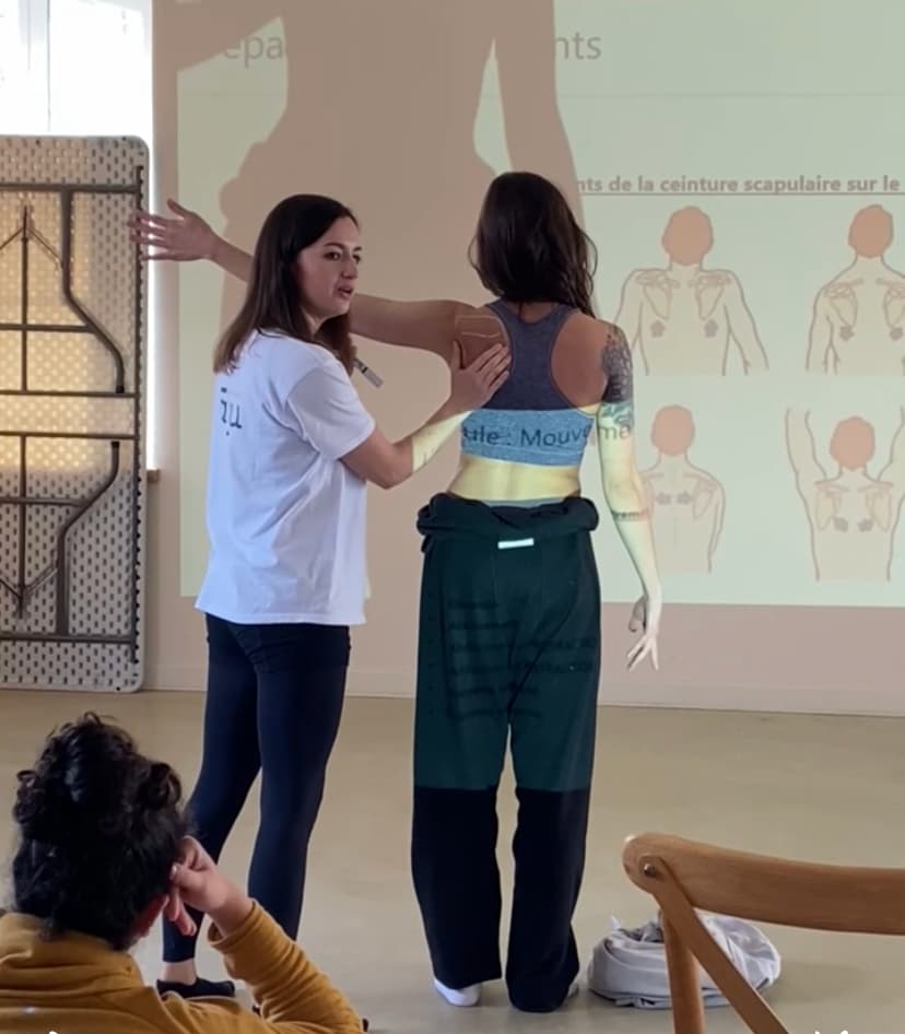Sandy enseigne l'anatomie appliquée au yoga en formation 200h
