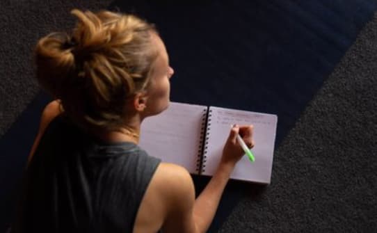 Élève révisant et prenant des notes en cours de formation