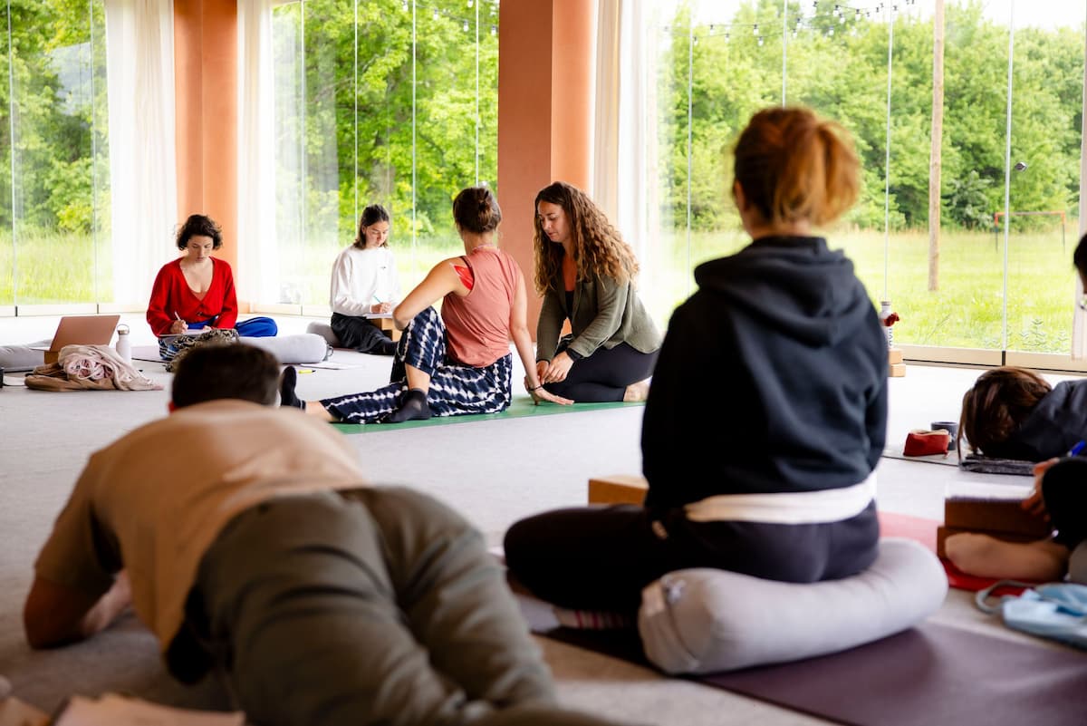 Manon démontrant des variations de postures avec une élève
