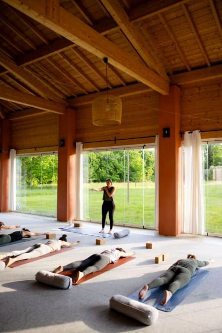Pratique guidée avec exercice de mobilité lors d'une formation ĀYU YOGA SCHOOL