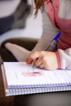Élève prenant des notes lors d'une formation avec ĀYU YOGA SCHOOL
