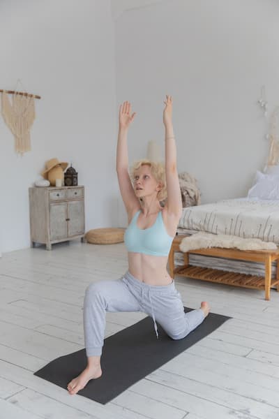 Pratiquante de yoga en fente