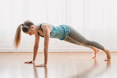 Pratiquante de yoga en posture de la planche