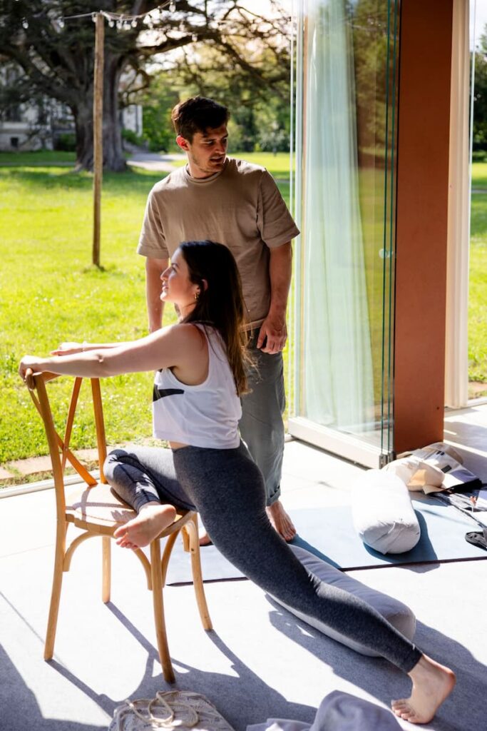 Initiation au yoga sur chaise au cours d'une formation 200h qui met l'accent sur l'inclusivité