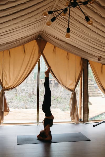Pratiquante de yoga dans la posture Sirsasana